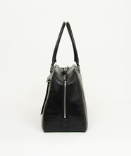 Load image into Gallery viewer, Watoji I Day Runner 43 I black I from aside, zip detail I white background