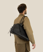 Load image into Gallery viewer, Watoji I Day Runner 43 I black I from aside I Man carries the bag over his shoulder