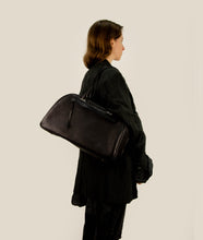 Load image into Gallery viewer, Watoji I Day Runner 43 I black I from aside I Woman carries the bag over her shoulder