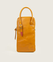 Load image into Gallery viewer, GUT OGGAU x SAGAN Vienna bag red I red I front view I showing belt detail, watoji stitch detail and zipper detail I white background