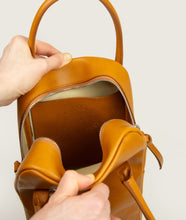 Load image into Gallery viewer, GUT OGGAU x SAGAN Vienna bag orange