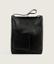Load image into Gallery viewer, Watoji I Nasch Bag L I black I frontal view, open outside pocket I white background