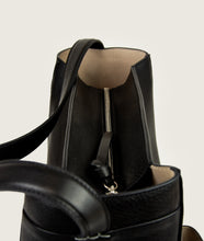 Load image into Gallery viewer, Watoji I Nasch Bag L I black I from above, zip detail I white background