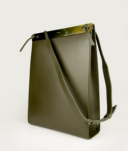 Gwyneth handbag, size L, in olive green. It's made from Italian calf leather. This size is suitable for A4 formats and all iPad sizes. The mosaic front plate is made from the cow horn. Adjustable shoulder strap. Shoulder strap is also in the function of easy closing and opening the bag.