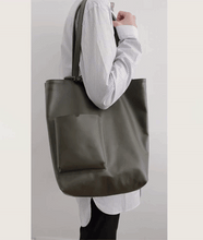 Load image into Gallery viewer, This Video shows how to open and close the Pazar Book Tote bag. 