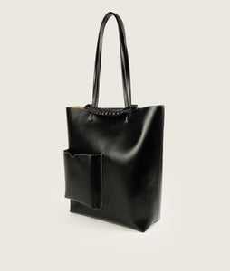 Pazar I Pazar Book Tote Grape Leather I Black with white Stitching I side view I showing the iconic closure system and the outside book pocket I also showing the even more stable straps I white background