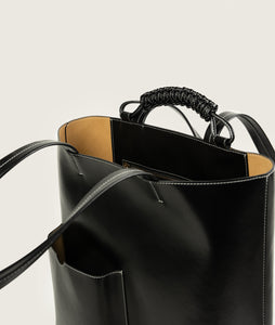 Pazar I Pazar Book Tote Grape Leather I Black with white Stitching I inside view I showing the iconic closure system and the inner pocket and the new even more stable straps I also showing the even more stable straps I white background