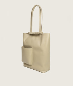 Pazar I Pazar Book Tote Beige I beige I side view I showing outside book pocket and iconic SAGAN closing strap I white background