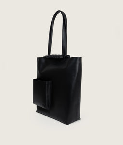 Pazar I Pazar Book Tote Black I side view I showing iconic closure system of SAGAN and the outside book pocket I white background