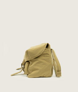 Nylon I Messenger bag M Beige plant dyed nylon I beige I side view I strap and pocket details I white background