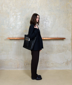 Woven I Pazar Book Tote Handwoven I black I women wearing the bag over her shoulder in the SAGAN Vienna Shop