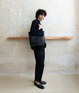 Woven I Pazar Book Tote Handwoven I black I man wearing the bag over his shoulder in the SAGAN Vienna Shop