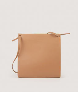 SAGAN Vienna - the Gwyneth bag, Size M, color nude, made from Italian calf leather, horn detail, adjustable shoulderstrap.