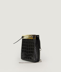 Gwyneth bag, size S, black, made from Italian calf leather with croco effect embossed. The front plate is made from cow horn. Fine chain shoulder strap. The shoulder strap is also in the function of easy closing and opening the bag. This size is suitable for all iPhone sizes. Modern and elegant.