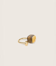Load image into Gallery viewer, Keychain made by Carl Auböck with our signature cow horn design. 100% brass, every piece comes in different shades of cow horn due to the natural property of the material.