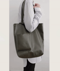 This Video shows how to open and close the Pazar Book Tote bag. 